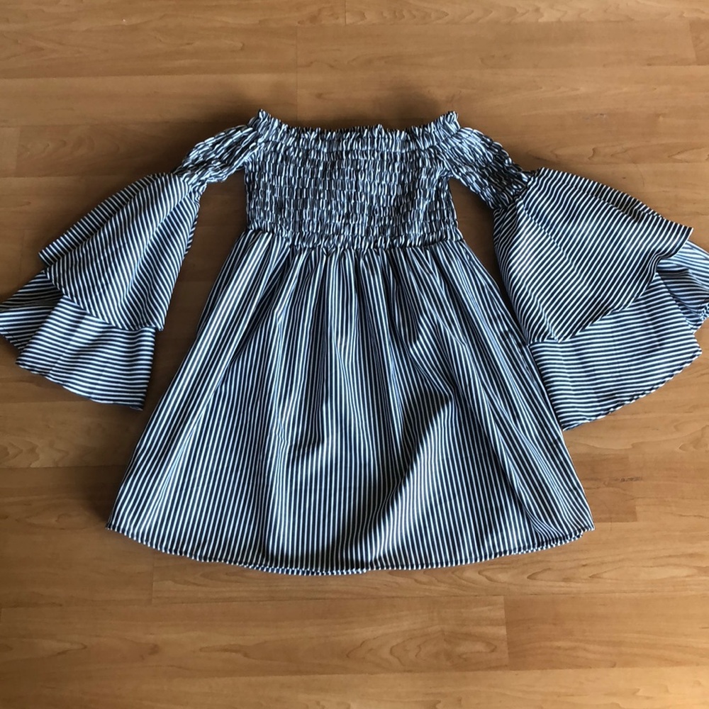 L’Atiste by Amy Flare Sleeve Dress NWOT
